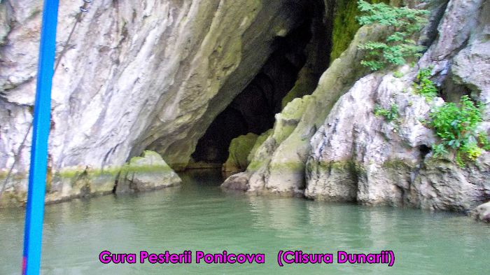 572. Cu barca in fata Pesterii Ponicova