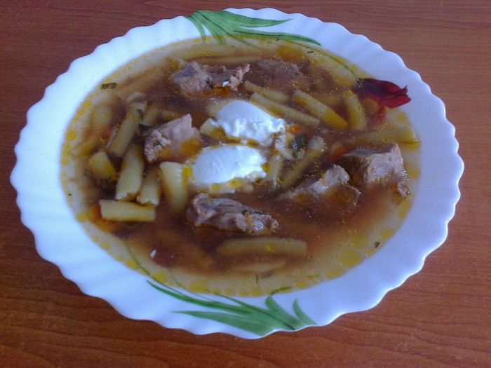 Ciorba de fasole verde cu carne de porc si smantana