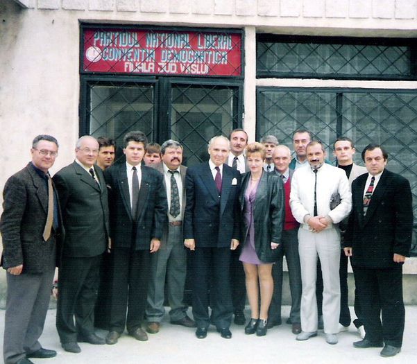 Cu Nicolae Cerveni si Dinu Zamfirescu; La inaugurarea sediului PL Vaslui, septembrie 1997
