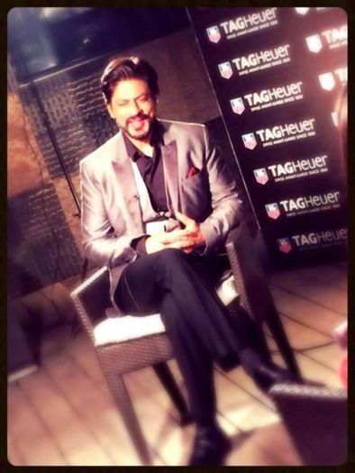 srk-smiling-pose-launch-new-tag-heuer-carrera-watch
