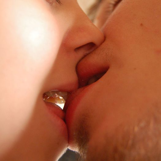 pe cand sa iasa afara din camera Niko a lipito pe Maria de perete si o saruta