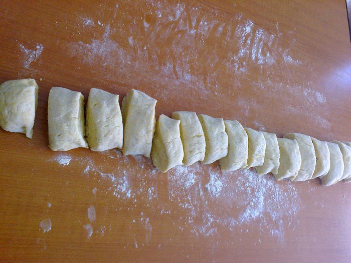 Chifle rasucite cu branza dulce si nuca de cocos - 1
