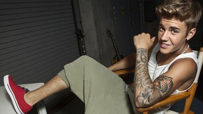 bieber-2 - Justin Bieber si-a facut 2 tatuaje in timpul unui zbor cu avionul