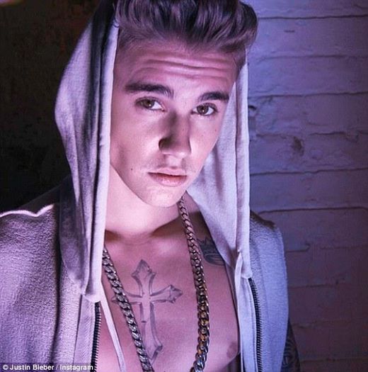 bieber-11 - Justin Bieber si-a facut 2 tatuaje in timpul unui zbor cu avionul