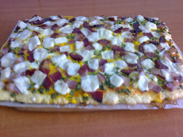 Pizza de casa taraneasca cu ceapa vrede, slanina afumata si marar - 1