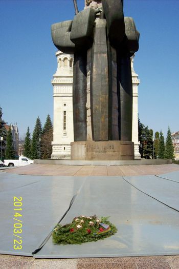 La monumentul lui A.Iancu din Cluj,doar o coroana saracacioasa depusa...