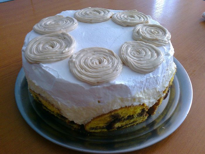 Tort cu rulada de vanilie, crema vanilie-cocos, crema caramel si frisca - 2