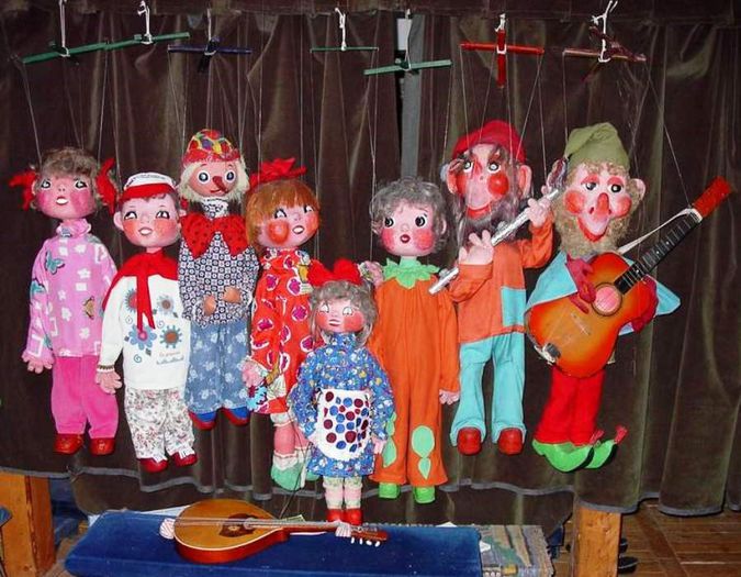 Teatrul Licurici - GRUP-marionette si papusi_scena