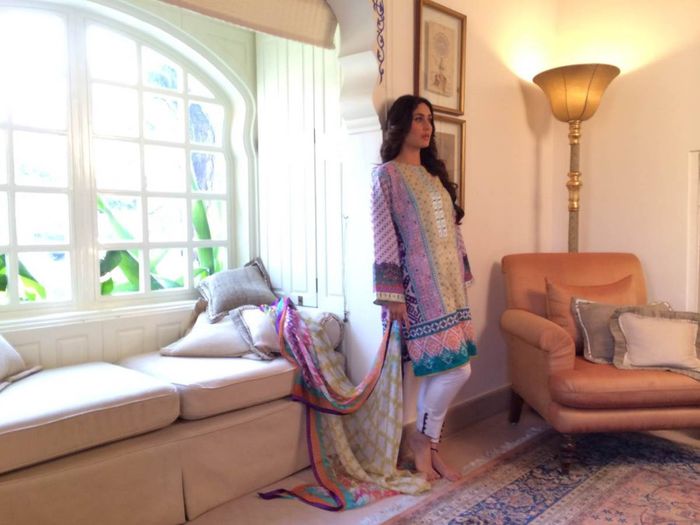 349289,xcitefun-kareena-kapoor-cresent-lawn-2
