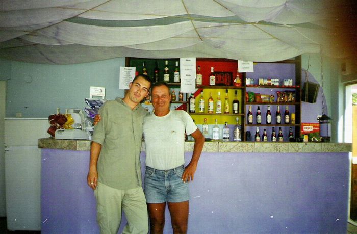 Cu nepotul Bujor Stoicovici, in barul sau inchiriat Opium; Schitu (costinesti) iulie 2003
