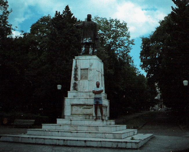 In Eforie Sud, la monumentul lui Ioan Movila; August 2003

