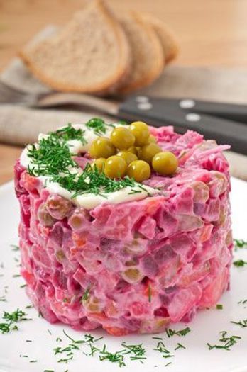 Salata de sfecla rosie cu piept de pui si maioneza