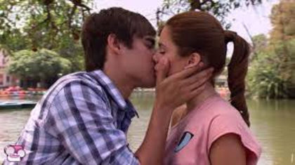 Nu raspuse ci o saruta fierbinte - A teenage love movie starts
