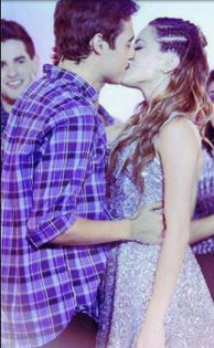 (se indrepta spre el si-l saruta lung)