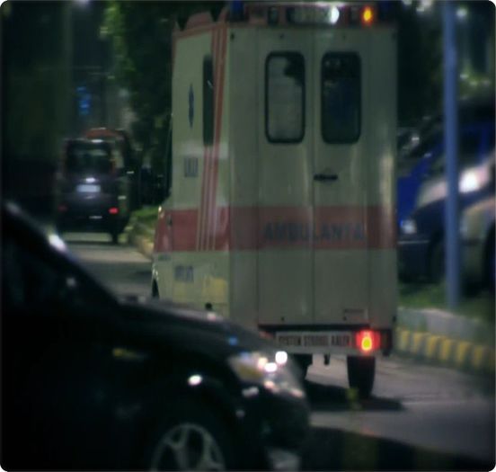 ( vine ambulanţa se dă jos un echipaj o pune pe Anca pe targă&îi ia şi pe restul în maşină #click.; şi se duc la spital. )
