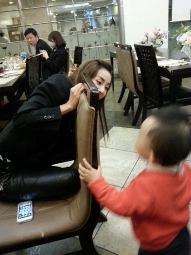 dara restaurant play with a baby