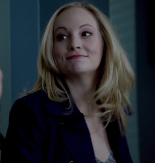 ᵔᴥᵔ -- Salut Katherine ;-?? ; Klaus tu ce mai zici? * se apropie de el*