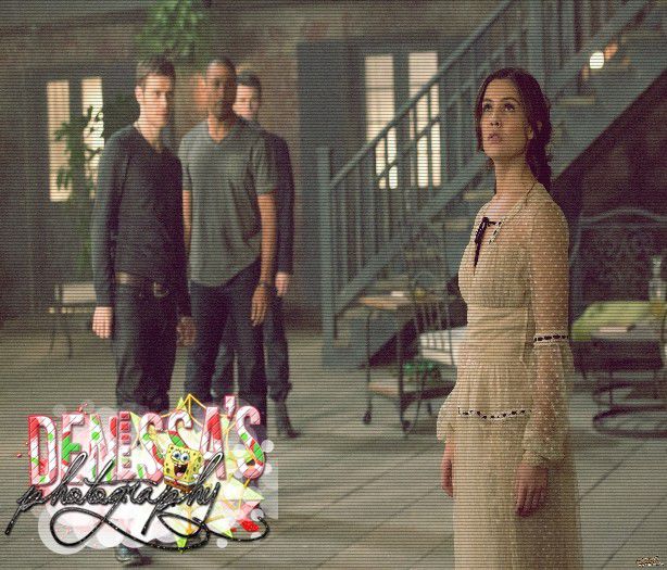 ┊davina ┊¤se uită prin casă¤ bun , nu e nimeni , o să mă fac comodă .