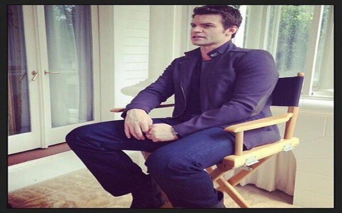 *se uita pe geam, sta pe scaun si canta* Si ploua ploua plouaaaa peste inima meaaa=))