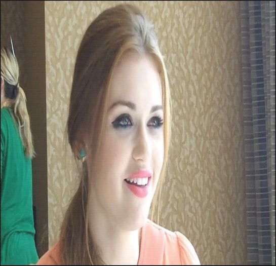 - Ma uit la dolareii mei invizibili =))))) #Isaac ++ Nu stiu sa fac si da ma cheama Lydia #kath .cli; oo, Stefan rau =)))
