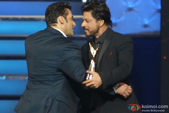 Salman-SRK-Star-Guild-Awards-2014-1
