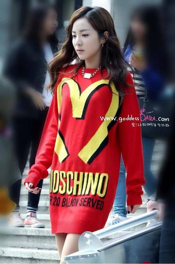 moschino dara - 2NE1 12