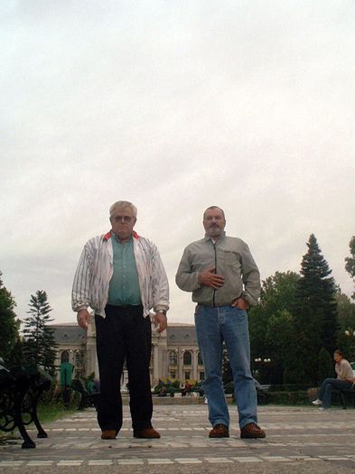 Cu Dinu Naescu, in fata Teatrului National; Cu ocazia vizitei sale in Iasi, septembrie 2004
