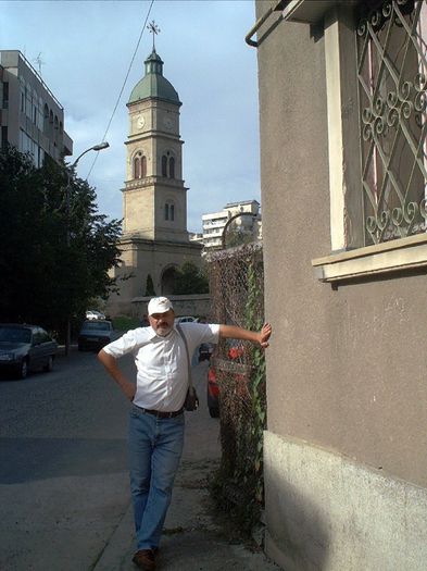 In Iasi, septembrie 2004; In fundal, turnal de la intrarea in Biserica Barboi
