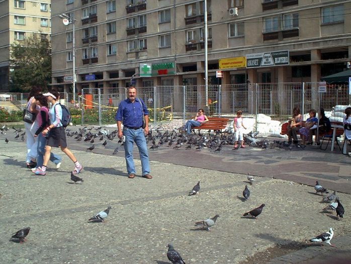 In Piata Unirii, cu porumbei, Iasi septembrie 2004 - 2004