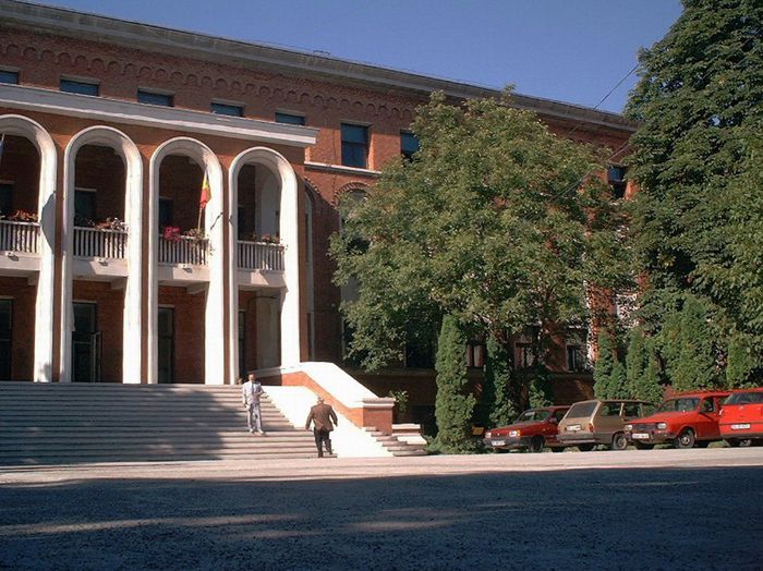 In fata Institutului, Iasi septembrie 2004; Institutul de Chimie Macromoleculara Petru Poni Iasi al Academiei Romane
