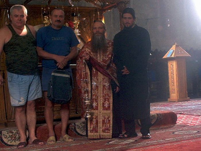 Cu parintele Lazar in biserica Manastirii Cocos - 2004 1