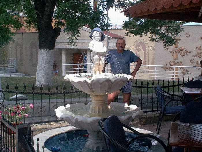 In Mangalia, in fata Muzeului arheologic - 2004 1