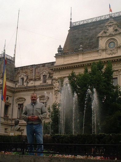 In fata Primariei (Palatul Roznovanu)