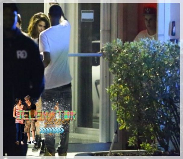  - x - SG - 08-04-2014 - Saindo de um estudio com Justin Bieber Miami