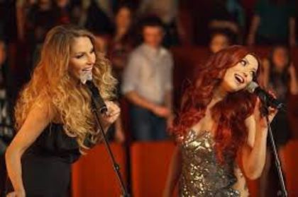 Elena Gheorghe şi Andreea Bănică au roluri de backing vocals în videoclipul piesei Emoţii de la 3SE.