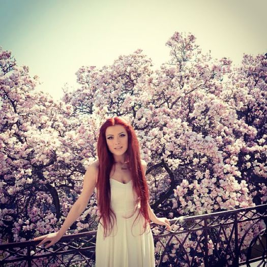 Elena a lansat un single nou De Neînlocuit împreuna cu un lyric-video.