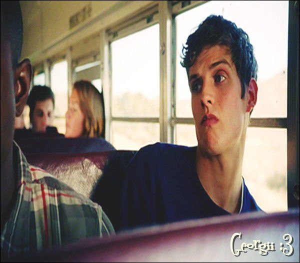 ♡♕_ faci ce vrei =)))) # Elena. [# se pune pe canapea :)