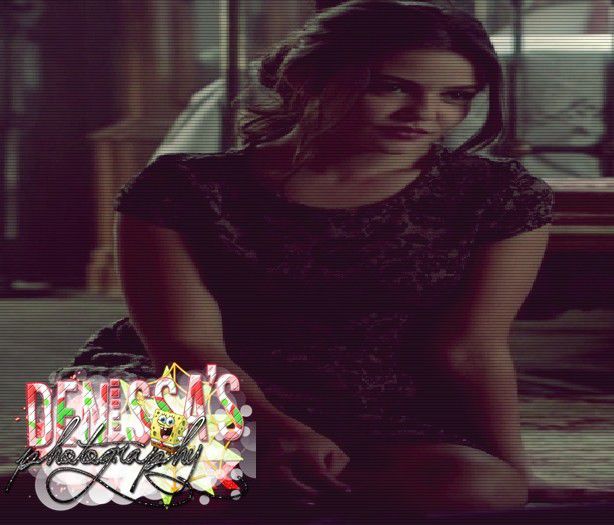 ┊deɴιι┊yep. ¤mănâncă popcorn şi se uită la TV , apoi începe să-i arunce cu popcorn în păr¤