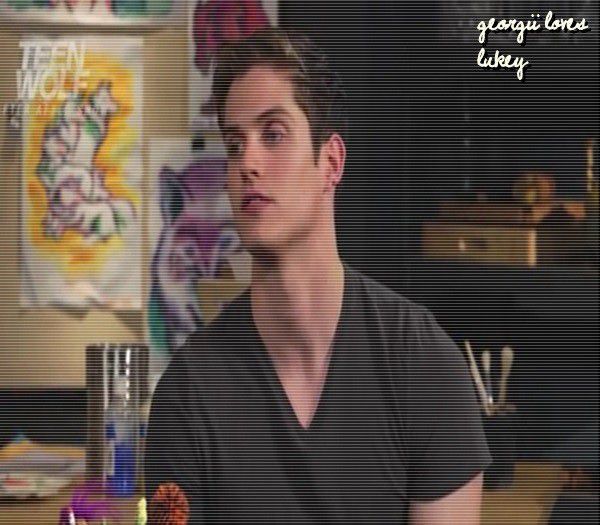 ♡♕_ mănânc :))) tu ?