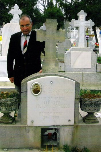 Cristian Zainescu la mormantul bunicilor sai paterni; Bucur si Maria Zainescu. Cimitirul Ghencea Militar, Bucuresti aprilie 2005
