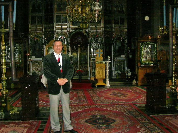 In Biserica Dobroteasa, lacasul copilariei; Bucuresti, aprilie 2005
