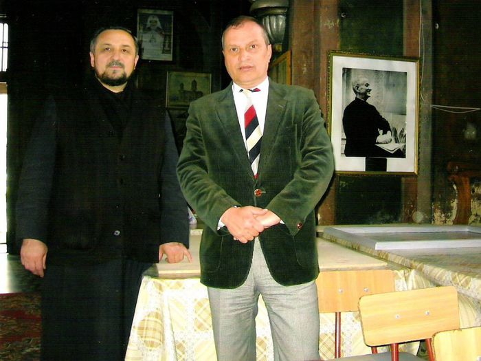 Parintele Gh.Sima si Cristian Zainescu; Bucuresti, aprilie 2005. In dreapta, portretul regretatului parinte Leonida Dumitrescu, preotul cartierului.
