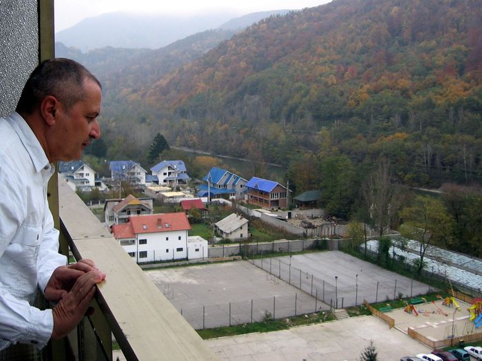 Cristian Zainescu la Caciulata, 2005; Minivacanta cu Dinu Naescu. Vedere din balconul camerei de la Hotelul Cozia, octombrie 2005
