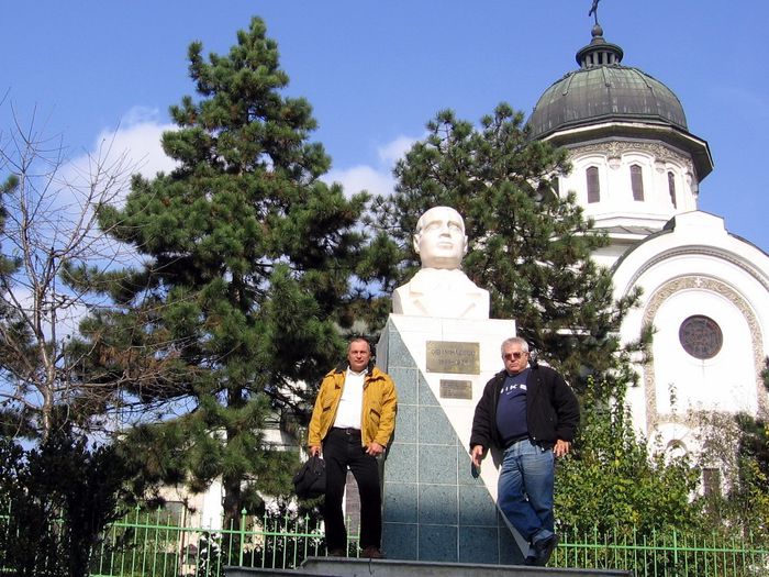 La monumentul lui Gib Mihaescu - 2005