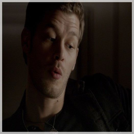 █ ▄→ -se uită cu coada ochiului la caroline- ce te uiţi aşa?