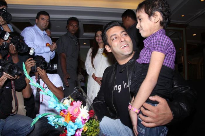 LES3 - SALMAN KHAN AND LES ENFANTS