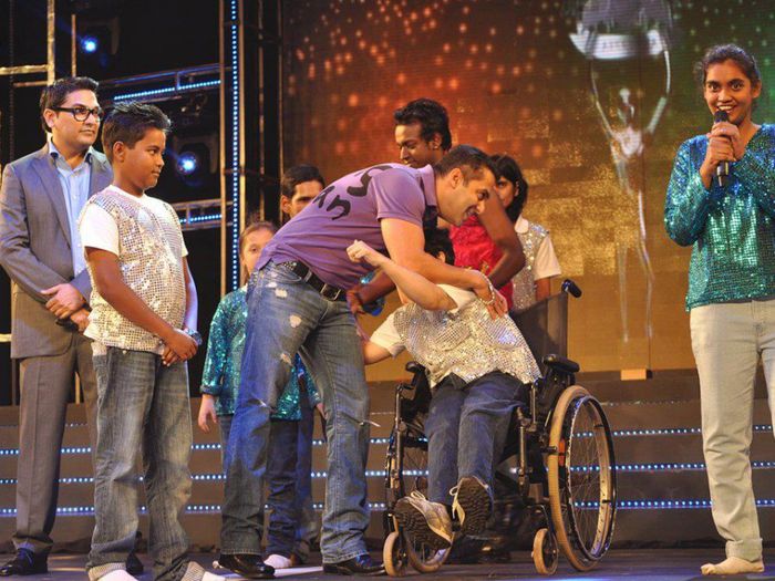 LES8 - SALMAN KHAN AND LES ENFANTS