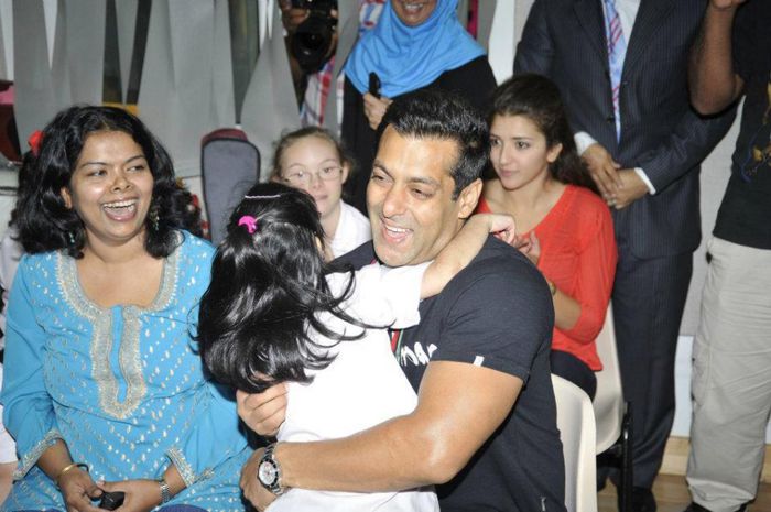 LES11 - SALMAN KHAN AND LES ENFANTS