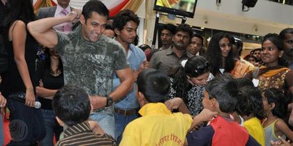 LES19 - SALMAN KHAN AND LES ENFANTS