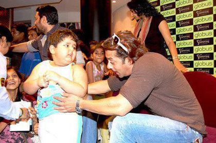 LES21 - SALMAN KHAN AND LES ENFANTS